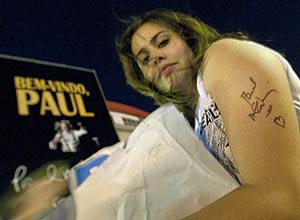 A jovem Elisa Delfino, 18, exibe o autografo que transformara em tatuagem do ex-beatle Paul Mccartney