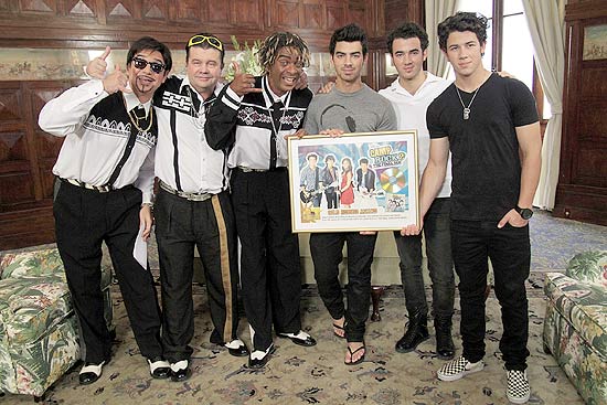 Jonas Brothers participam do programa "Casseta & Planeta"