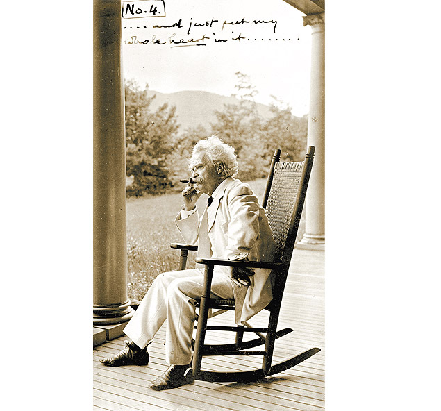 O escritor e ensasta Mark Twain (1835-1910), em 1904