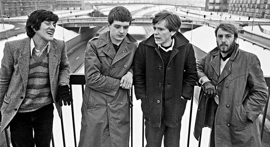 Peter Hook (primeiro  direita) vai regravar msicas de sua ex-banda, Joy Division