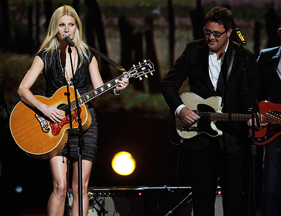Gwyneth Paltrow e Vince Gill se apresentam durante a 44 edio do Country Music Awards em Nashville