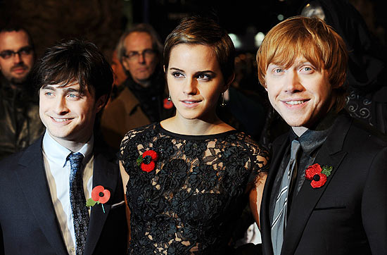 Daniel Radcliffe, Emma Watson e Rupert Grint (da esq. para a dir.) na première mundial do penúltimo filme de "Harry Potter"