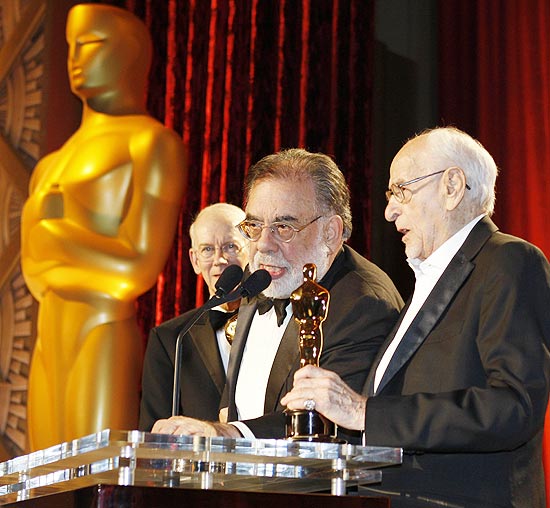 Francis Ford Coppola (centro) recebe prmio dos organizadores do Oscar em Hollywood, no ltimo sbado (13)
