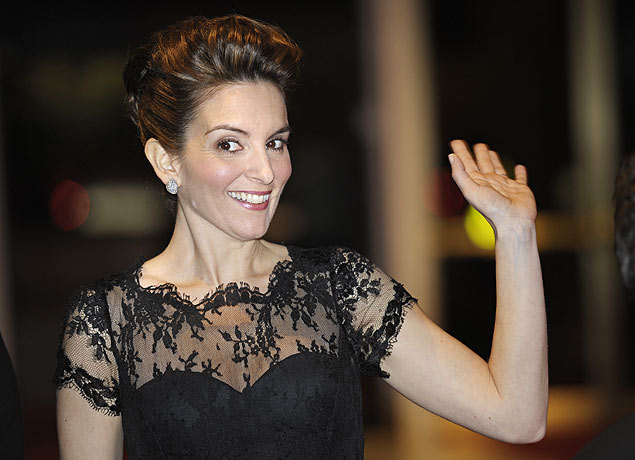 Tina Fey waves to fans as she arrives at the Kennedy Center where shewas awarded the Mark Twain Prize for humor in Washington, Tuesday,Nov. 9, 2010. (AP Photo/Cliff Owen)