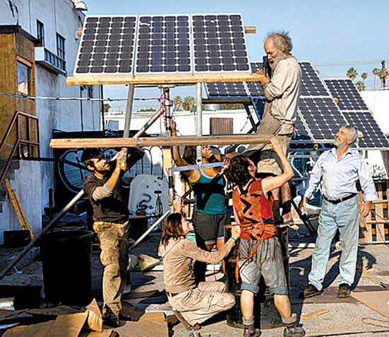 John Cohn (acima) trabalha em painel solar no programa "A Colnia", que estreia hoje no Discovery Civilization