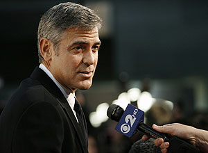 Na ovulação, mulher com namorado cujos traços não são tão masculinas fantasiam com homens como George Clooney