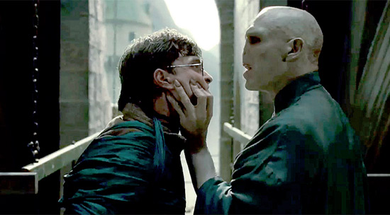 Harry (Daniel Radcliffe) encara o vilo Lorde Voldemort (Ralph Fiennes) em "Harry Potter"