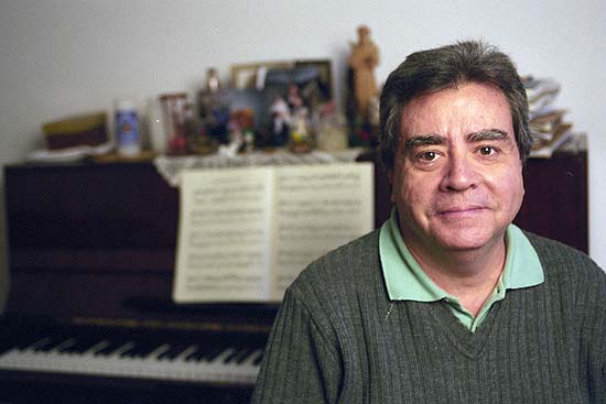 O compositor José Antônio Rezende de Almeida Prado posa em seu apartamento em Perdizes em 2005