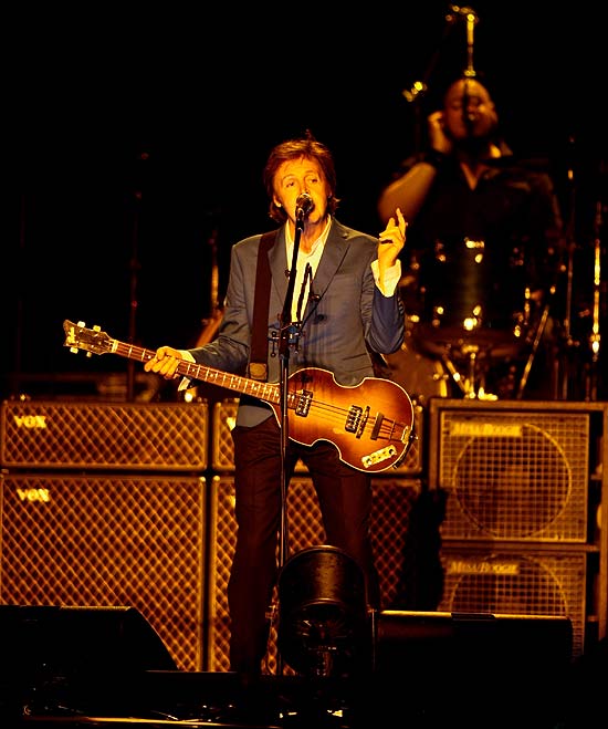 Paul McCartney toca para fs no primeiro show da turn "Up and Coming" em SP, em novembro de 2010