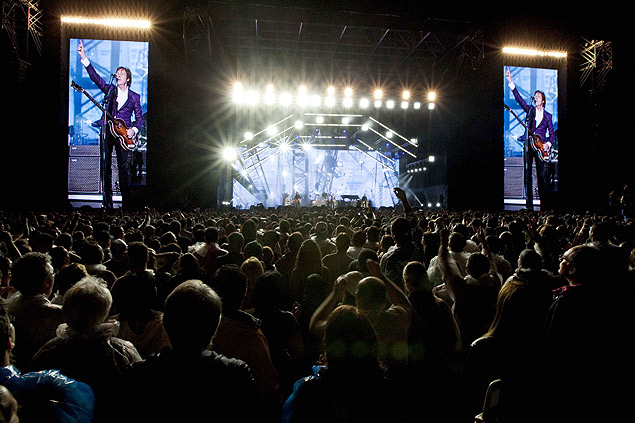Público canta no segundo show da turnê "Up and Coming" de Paul McCartney no estadio do Morumbi, em São Paulo