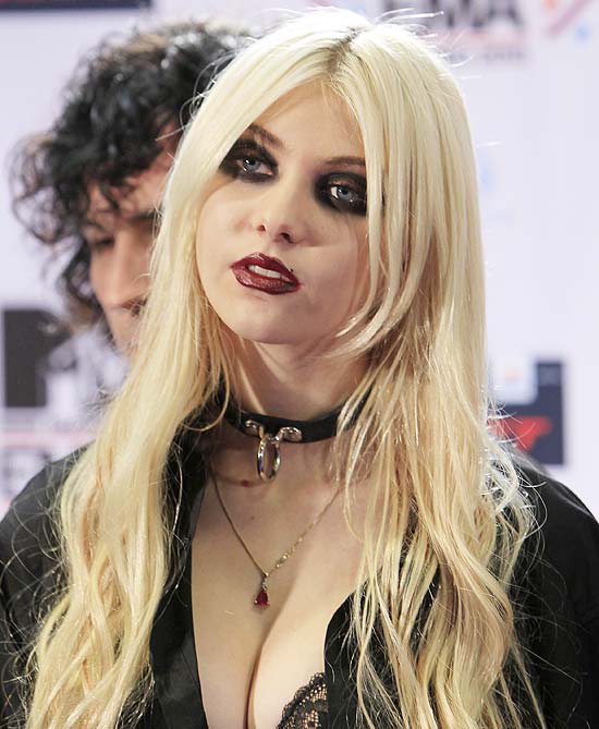 Taylor Momsen posa no &quot;backstage&quot; do MTV Europe Music Awards 2010