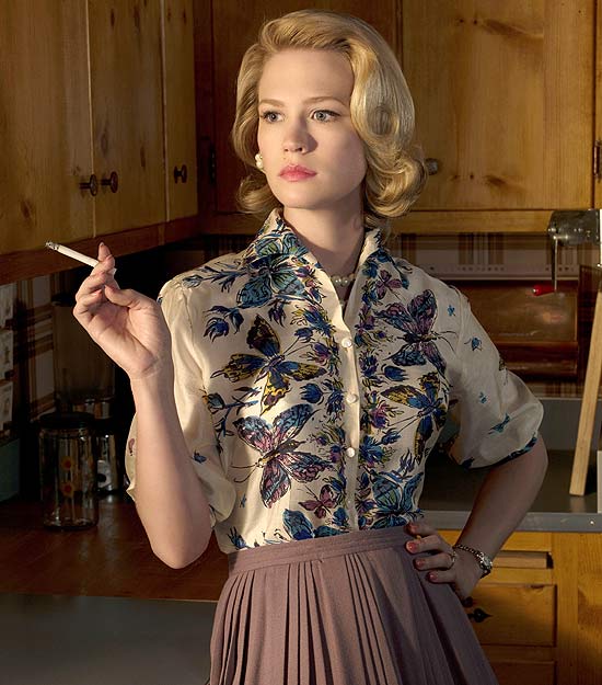 A atriz January Jones vestida como sua personagem Betty na srie &quot;Mad Men&quot;