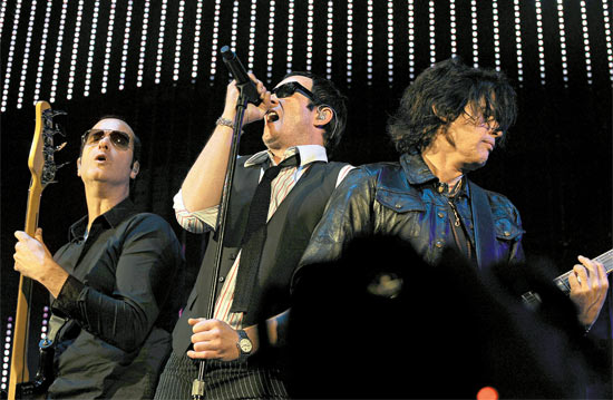 Robert DeLeo, Scott Weiland e Dean DeLeo, do Stone Temple Pilots, que toca na Via Funchal no dia 9/12