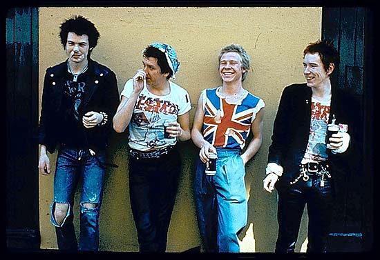 Texto: Msica: integrantes da banda punk Sex Pistols posam para foto. *** L-R, Sid Vicious, Steve Jones, Paul Cook, Johnny Rotten (ne Lydon), members of the Sex Pistols are shown in this undated photo. The defunct English punk group has just issued its 1980 spoof documentary 