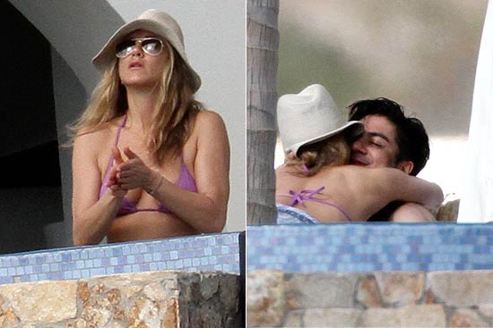 Atriz Jennifer Aniston toma sol no Mxico na companhia de homem no identificado