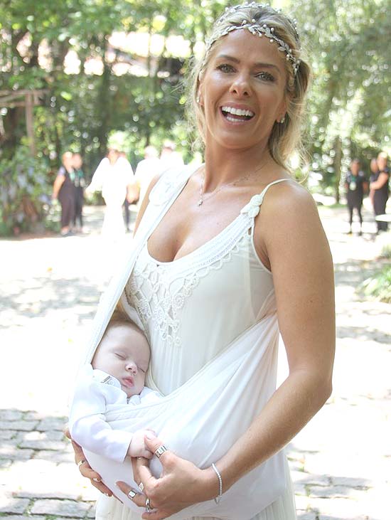A apresentadora Adriane Galisteu com o filho Vittorio durante seu casamento em novembro de 2010