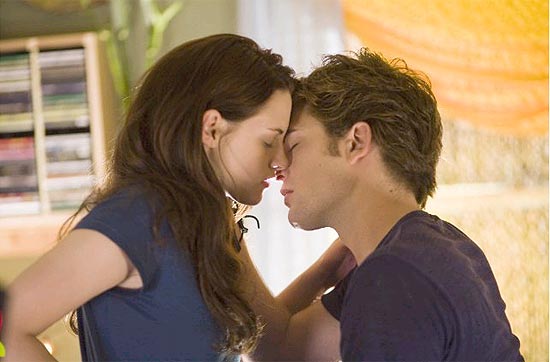 Kristen Stewart e Robert Pattinson em cena do filme "Crepúsculo", baseado no livro que fará parte da biblioteca do Exército