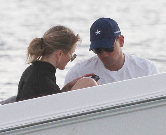 A atriz Cameron Diaz e o jogador de baseball Alex Rodriguez durante passeio de barco em Miami