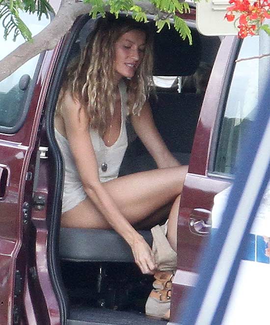 Gisele Bündchen fotografada nua durante troca de roupa em carro em St. Barths, na semana passada