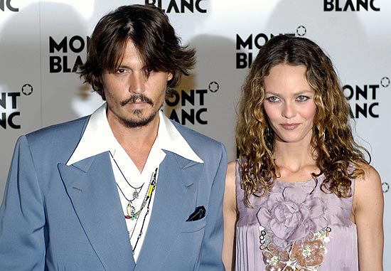 O ator norte-americano Johnny Depp e sua namorada, a cantora francesa Vanessa Paradis