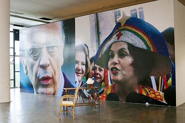Painel com as foto de Dilma Rousseff e Jos Serra, que voltou a ser exibido na Bienal de So Paulo