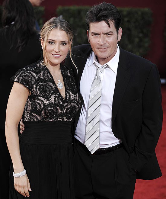 O ator Charlie Sheen com a ex-mulher Brooke Mueller na entrega do prêmio Emmy, em Los Angeles