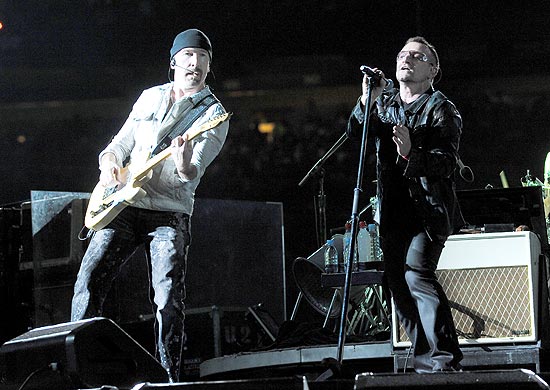 Guitarrista The Edge e vocalista Bono durante passagem da turn 360 pelos Estados Unidos
