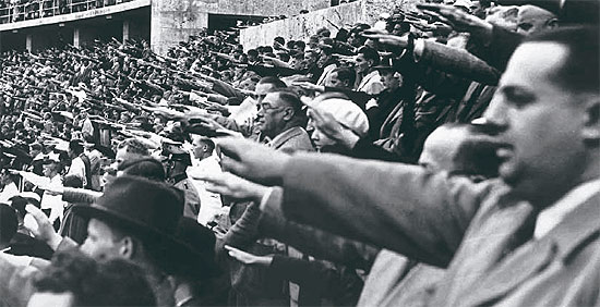 Multidão saúda Hitler durante Olimpíada de Berlim, em 1936