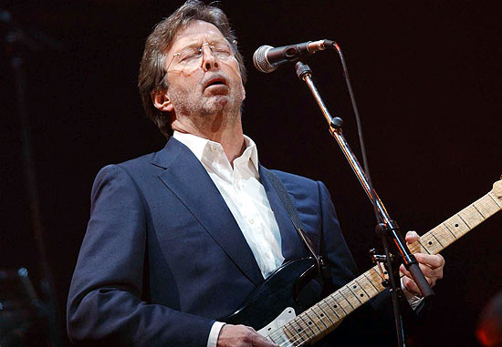O msico Eric Clapton durante apresentao em Cardiff, na Inglaterra