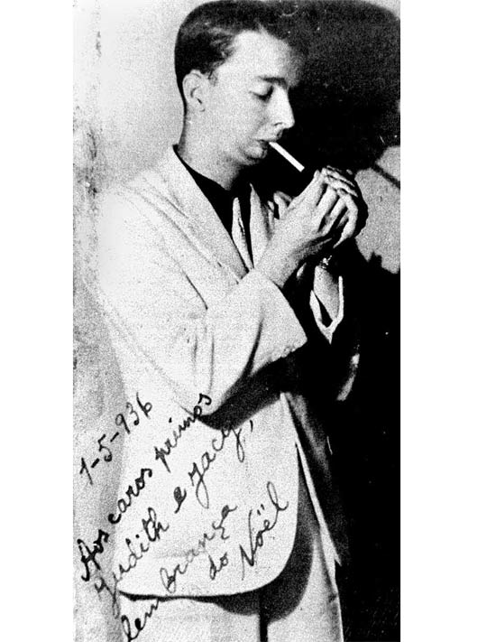O sambista Noel Rosa (1910-1937) fuma em foto de 1936