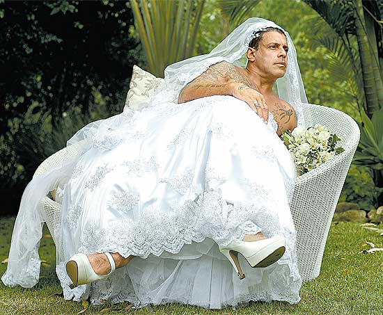 Alexandre Frota, que se vestiu de noiva para um ensaio da próxima edição da revista 
