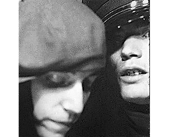 Patti Smith e Robert Mapplethorpe em cabine de foto (1969)