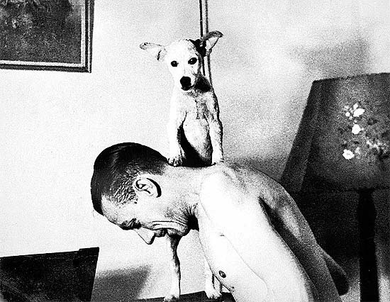 Adoniran e o seu vira-lata Peteleco, na dcada de 1950