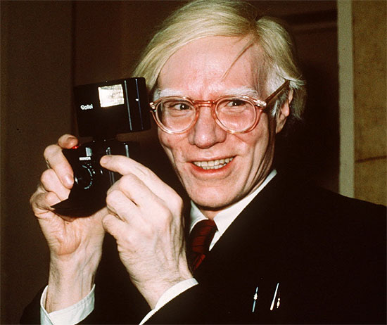 O artista plstico Andy Warhol em foto de 1976; screen-tests so exibidos no Museu de Arte Moderna de Nova York