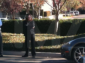 O msico Ozzy Osbourne em frente a carro aps bater sua Ferrari em Mercedes em Los Angeles, nos Estados Unidos