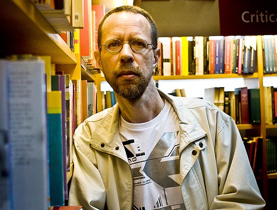 O escritor e editor Nelson de Oliveira, que organizou a antologia "Geração Zero Zero", na Livraria da Vila, em São Paulo