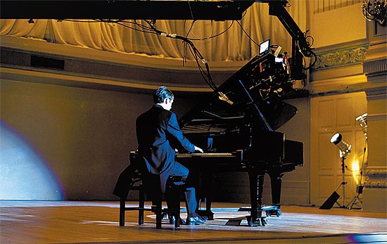 O pianista Antonio Guerra em sua estreia como ator, em filmagem de "As Mos de Meu Filho", que vai ao ar na Record