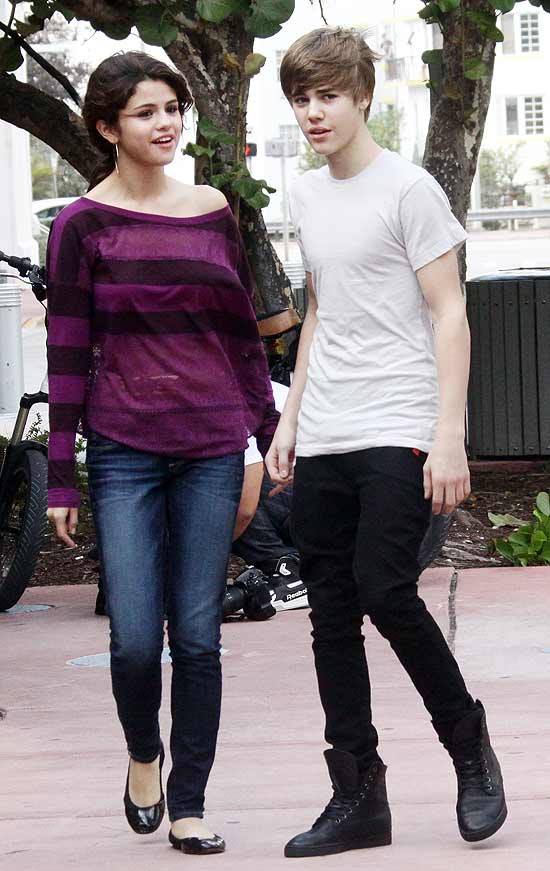 O cantor teen Justin Bieber passeia com a cantora Selena Gomez em Miami, nos Estados Unidos