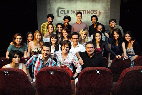 O elenco da série "Clandestinos - O Sonho Começou", que teve contrato renovado com a Globo para protagonizar novo projeto em 2011