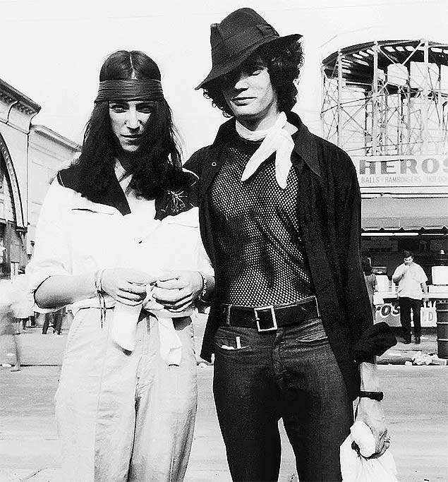 Patti Smith e Robert Mapplethorpe em Coney Island, Nova York, em setembro de 1969