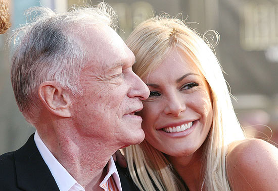 Hugh Hefner, fundador da Playboy, e a futura mulher, Crystal Harris; ex no est feliz com noivado
