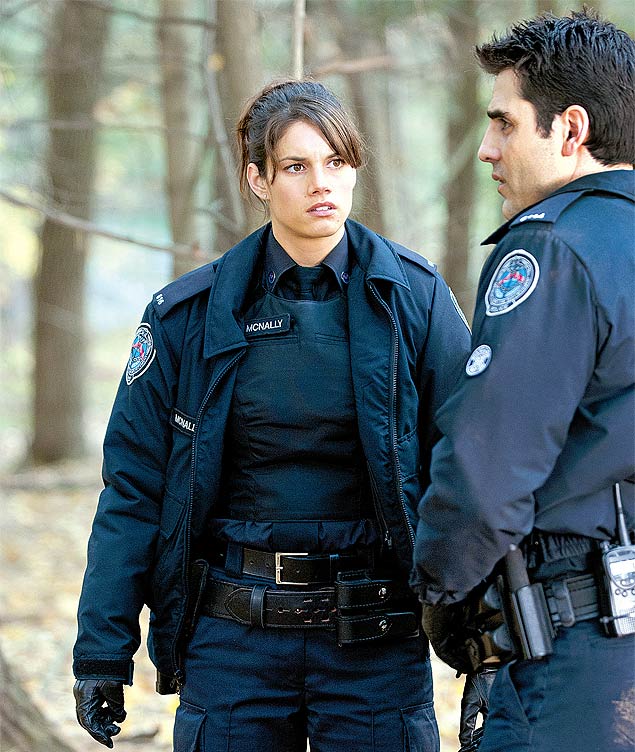 A novata Andy McNally (Missy Peregrym) e o policial veterano Sam Swarek (Ben Bass) em cena de "Rookie Blue"