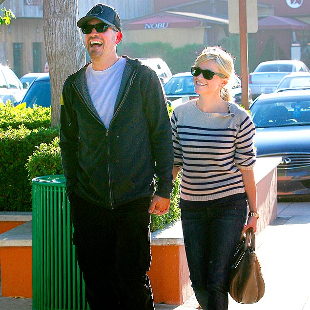 A atriz Reese Witherspoon ( dir.), com o noive Jim Toth, que  agente da mesma empresa que gerencia a carreira da atriz