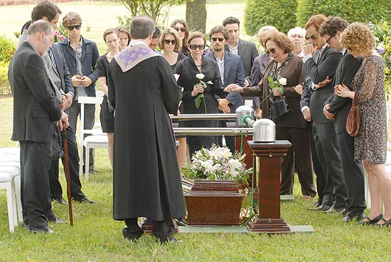 Cena do enterro de Totó (Tony Ramos) em "Passione"