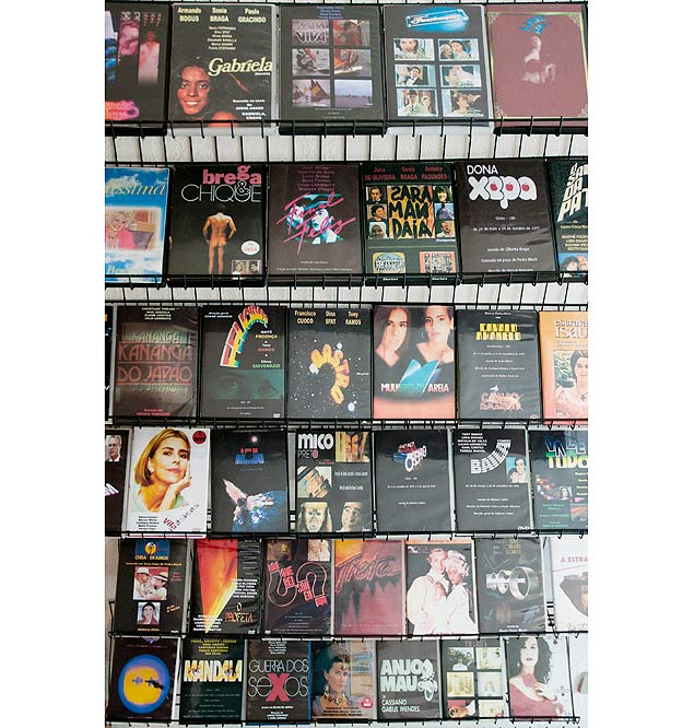 DVDs piratas de várias telenovelas brasileiras, gravados a partir da televisão, expostos em loja na rua do Arouche