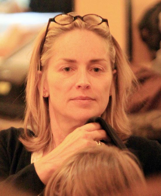 Sharon Stone no usou maquiagem para jantar fora com o filho
