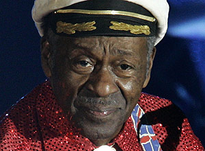 Chuck Berry desmaiou em show ontem; motivo informado pelo agente foi um esgotamento do cantor, cuja idade é 84 anos