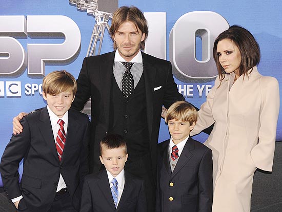 O casal David e Victoria Beckham com os filhos durante premiao da BBBC em dezembro de 2010