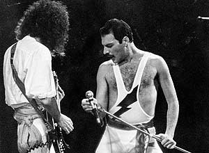 Freddie Mercury (à dir.) e o guitarrista Brian May durante apresentação do Queen no primeiro Rock in Rio