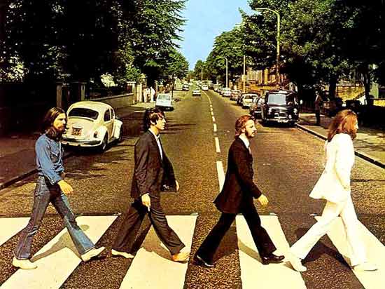 Capa do disco "Abbey Road", que mostra o quarteto de Liverpool atravessando a famosa Abbey Road, em Londres 